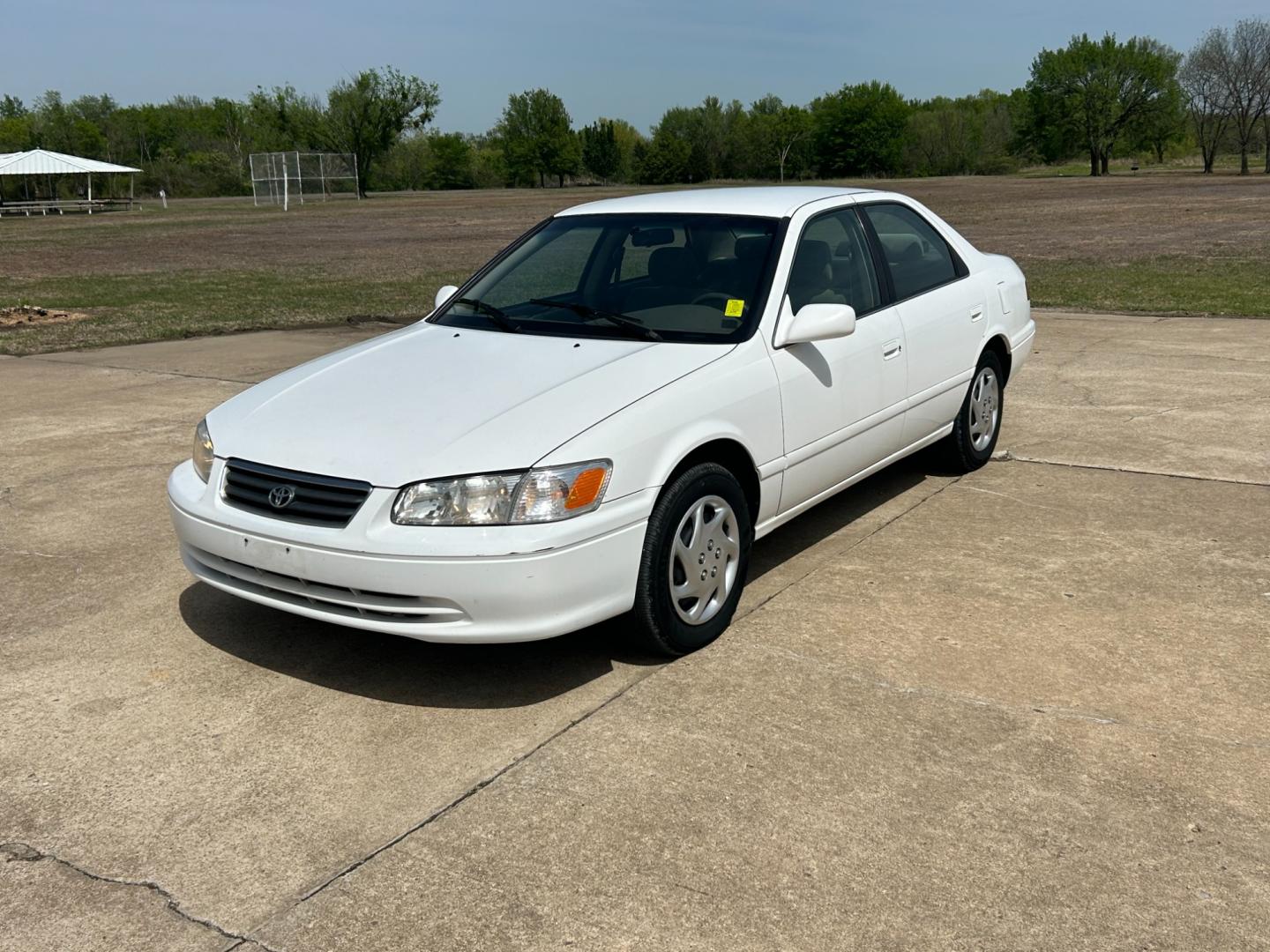 2000 White /TAN Toyota Camry LE (JT2BN22K8Y0) with an 2.2L L4 DOHC 16V engine, 4-Speed Automatic transmission, located at 17760 Hwy 62, Morris, OK, 74445, (918) 733-4887, 35.609104, -95.877060 - Photo#0